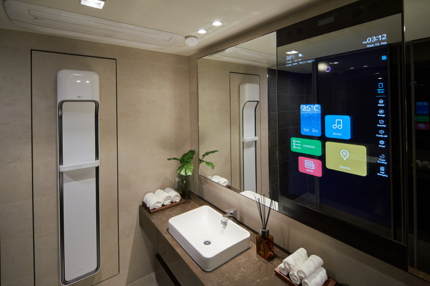 LG전자가 지난해 9월 경기도 판교신도시에 조성한 ‘LG 씽큐홈’ 에 있는 스마트미러 (제공=LG전자)