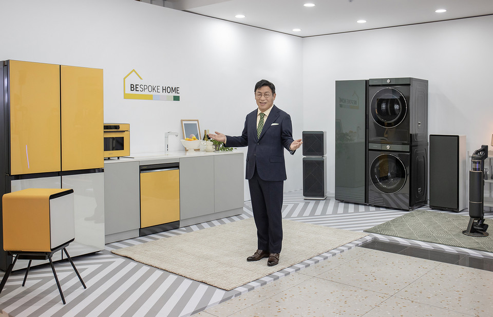 삼성전자 생활가전사업부장 이재승 사장이 삼성디지털프라자 강남본점에서 ‘비스포크 홈’ 신제품들을 소개하고 있다. (제공=삼성전자)