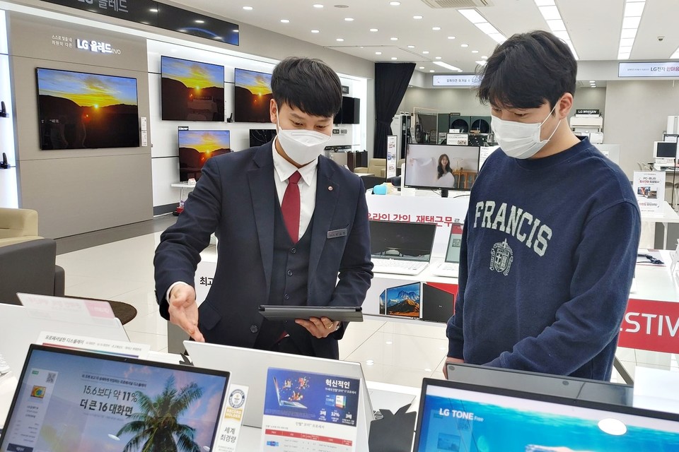 LG전자 베스트샵 직원이 원뷰 시스템을 활용해 고객을 응대하고 있다. (사진=LG전자)