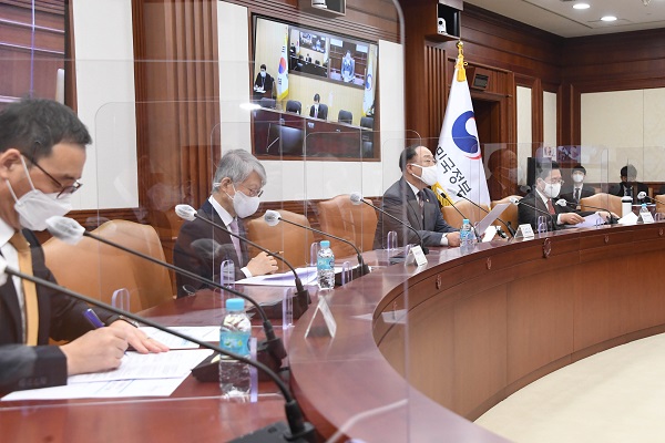 홍남기 부총리 겸 기획재정부 장관이 10일 서울 광화문 정부서울청사에서 열린 ‘제6차 혁신성장 BIG3 추진회의’를 주재, 모두발언을 하고 있다.(사진=기획재정부)