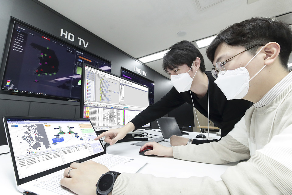 서울 서초구 KT연구개발센터에서 연구원들이 ‘닥터로렌 MW’로 네트워크를 관제하는 모습 (사진=KT)