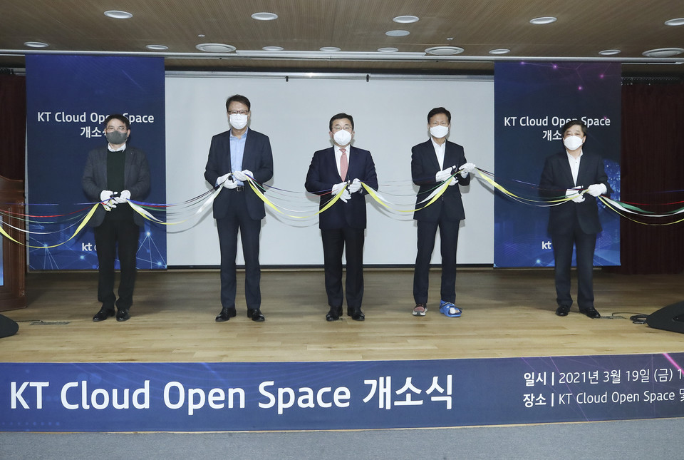 서울 종로구 현대엔지니어링 계동 사옥에서 현대엔지니어링 김창학 대표이사와 KT 엔터프라이즈 부문 신수정 부문장(오른쪽)이 MOU를 맺은 뒤 기념사진을 찍고 있다. (사진=KT)