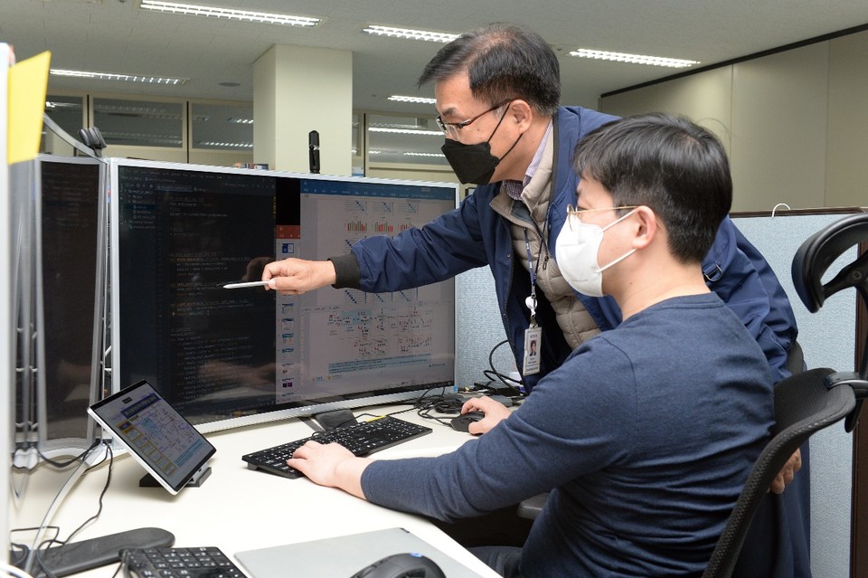 ETRI 방준성 선임연구원이 치안 민원응대 폴봇 핵심 기술을 개발 중인 모습 (제공=ETRI)