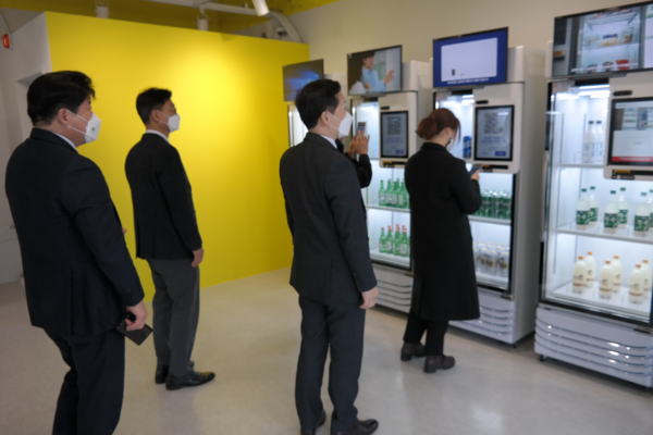 24일 AI 무인주류판매기 매장에서 고객들이 국내 첫 상용화한 판매기로 주류를 사고 있다. (제공=도시공유플랫폼)