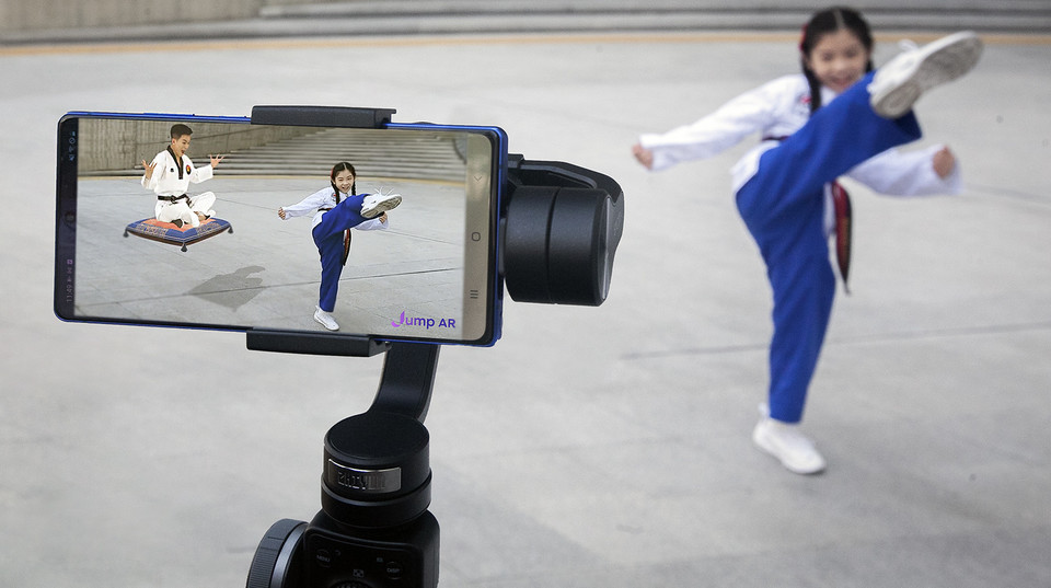 SKT 점프AR 앱을 통해 AR나태주 콘텐츠를 즐기는 모습 (제공=SK텔레콤)