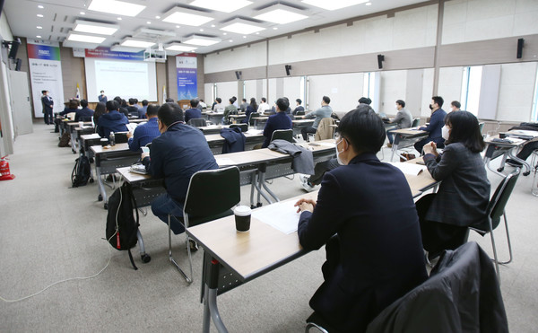 25일 카이스트 경영대학 대강당에서 KT그룹, 우리금융그룹, 교보생명그룹 직원 45명이 오리엔테이션에 참석하고 있다. (제공=KT)