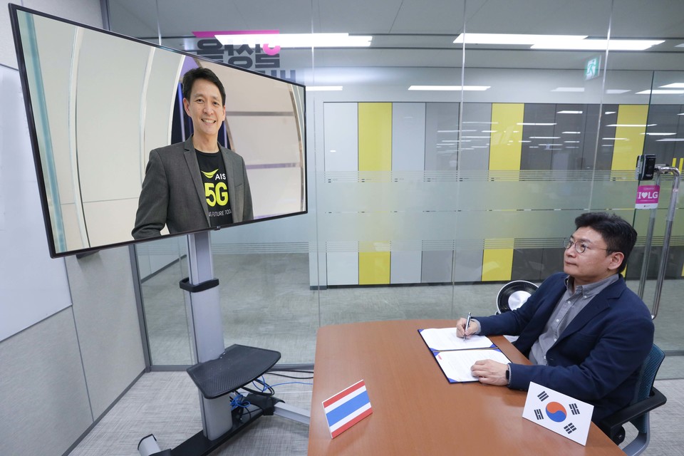 최윤호 LG유플러스 XR서비스사업담당(상무)가 태국 AIS 프라따나 릴라파낭 소비자사업최고책임자와 화상회의에서 5G 수출계약을 체결하고 있는 모습 (제공=lG유플러스)