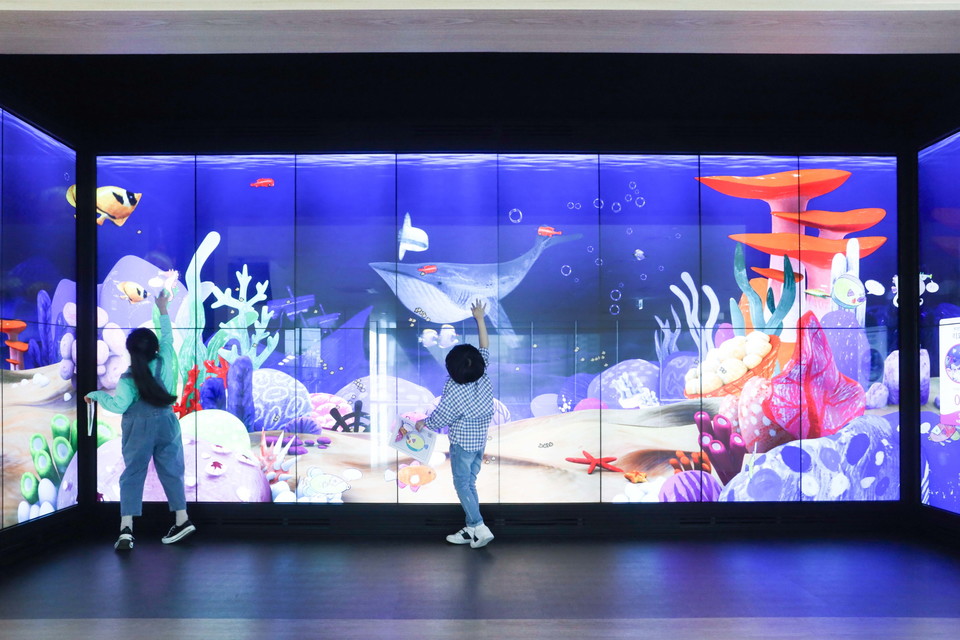 아이들이 의정부 을지대병원의 ‘아이들나라’를 이용하는 모습 (제공=LG유플러스)