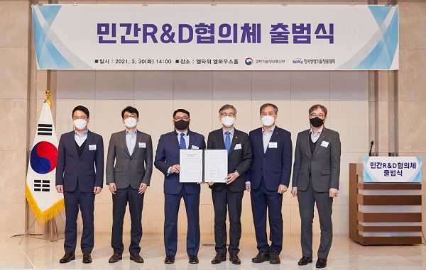 과기정통부는 30일 서울 양재동 엘타워에서 김성수 과학기술혁신본부장과 구자균 한국산업기술진흥협회 회장, R&D 협의체에 참여하는 30여개 기업의 기술임원(CTO), 연구소장 등이 참석한 가운데 ‘산업별 민간R&D 협의체 출범식’을 개최했다. (왼쪽부터)두산중공업 육심균 전무, LG이노텍 강민석 부사장, 한국산업기술진흥협회 구자균 회장, 과기부 김성수 과학기술혁신본부장, 포스코 김기수 전무, OCI 김창열 전무(사진=과기부)