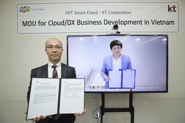 KT 문성욱(왼쪽) 본부장과 FPT 스마트 클라우드 레 홍 비엣(오른쪽) 대표가 비대면으로 기념 사진을 촬영하고 있다. (제공=KT)
