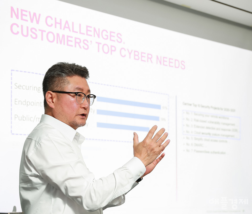 최원식 체크포인트코리아 대표가 13일 기자간담회를 열고 코로나19 이후 보안 트렌드 및 자사 '하모니' 제품에 대해 설명하고 있다.