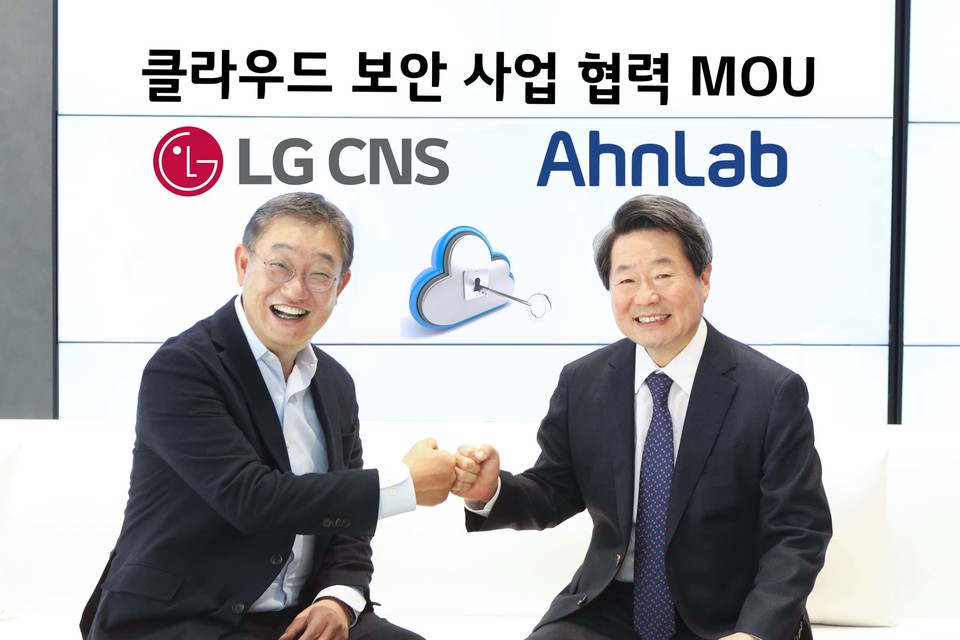 LG CNS DTI사업부 현신균 부사장(왼쪽)과 안랩 강석균 대표(오른쪽)가 클라우드 보안 사업 협력을 위한 업무협약 체결 후 기념촬영을 하고 있다. (제공=LG CNS)