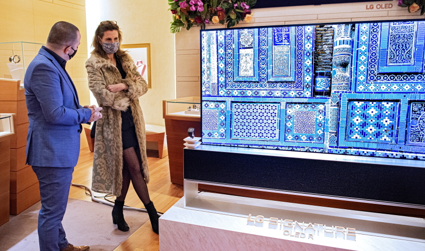 스위스 취리히 소재 불가리 매장을 찾은 고객이 LG 시그니처 올레드 R를 살펴보고 있다. (제공=LG전자)