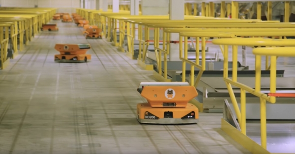 아마존 물류창고에서 일하는 로봇 ‘키바'(Kiva) (출처=아마존 공식 유튜브 채널 캡쳐)