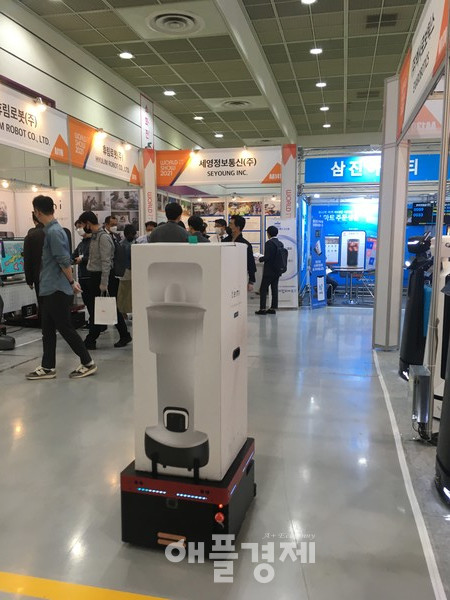 '월드IT 쇼 2021'에서 선보인 휴림로봇의 물류 로봇 프로토타입