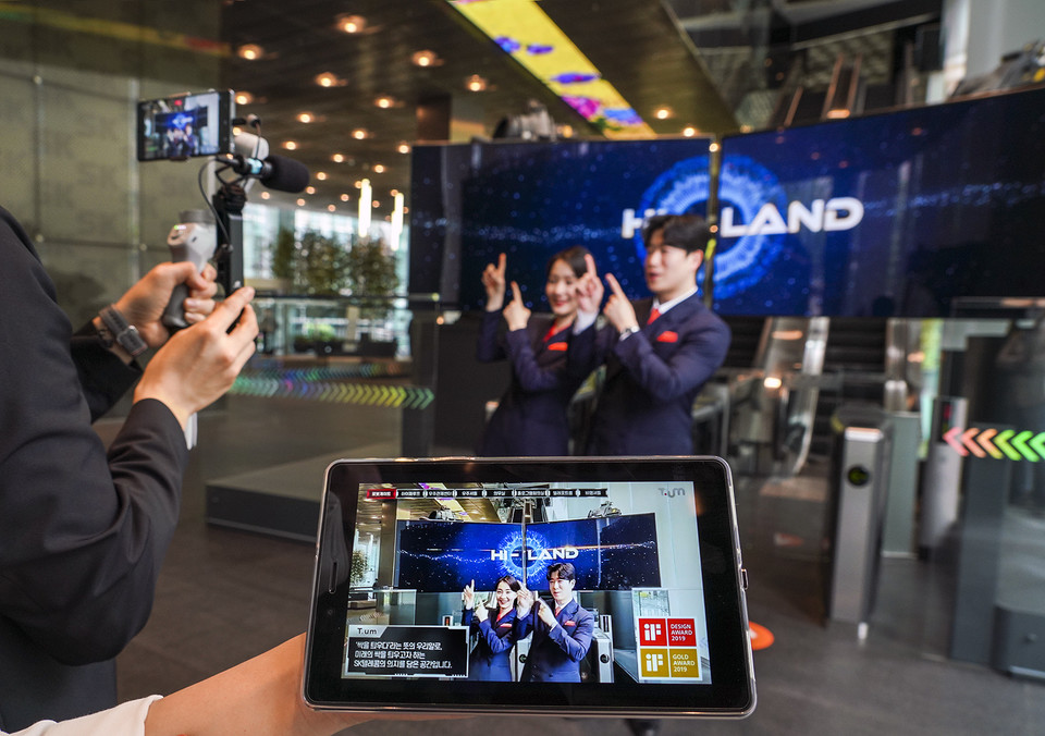 도슨트가 ‘티움 유튜브 라이브 투어’를 진행하고 있는 모습 (제공=SK텔레콤)