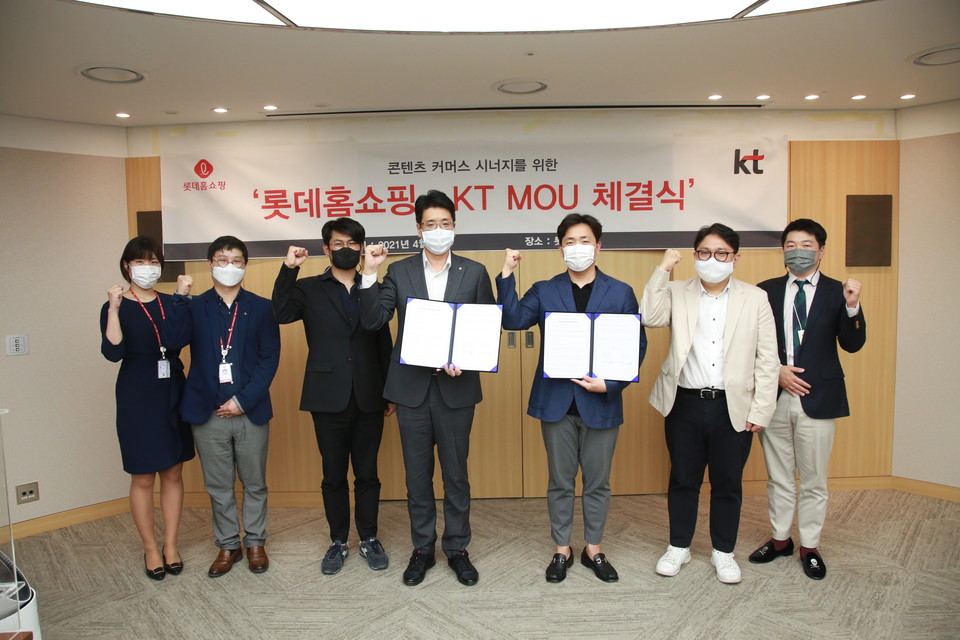 유현중 KT 랩스 모바일미디어사업P-TF장(왼쪽부터 5번째)과 신성빈 롯데홈쇼핑 마케팅본부장(왼쪽부터 4번째)을 비롯한 관계자들이 업무협약을 마치고 기념사진을 촬영하고 있다. (제공=KT)