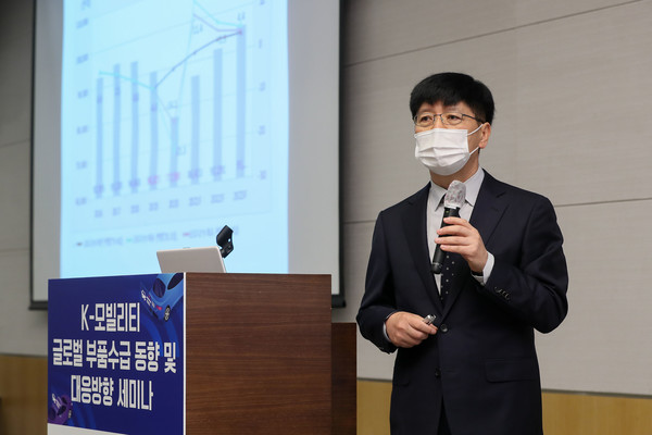김준규 한국자동차산업협회 운영위원장이 28일 전경련회관 컨퍼런스센터에서 열린 ‘K-모빌리티 글로벌 부품수급 동향 및 대응방향 세미나’에서 ‘포스트 코로나, 자동차산업의 트렌드 변화와 과제’를 주제로 발표하고 있다. (전경련)