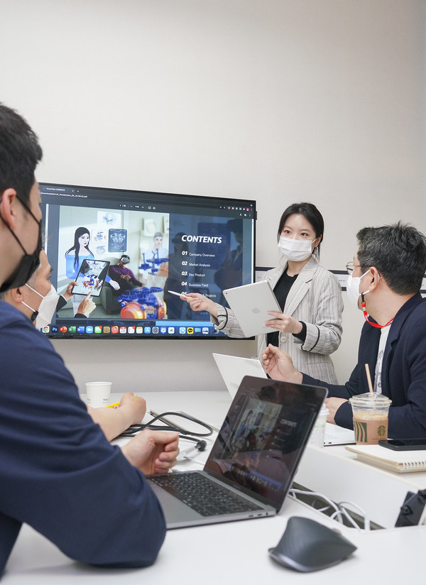 을지로에 위치한 ‘트루 이노베이션 랩’에서 SK텔레콤 직원이 스타트업 관계자들과 회의하는 모습 (제공=SK텔레콤)