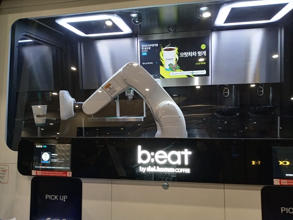 로봇 카페에서 로봇이 커피를 서빙하고 있는 모습 (사진=대한민국 정책기자단)