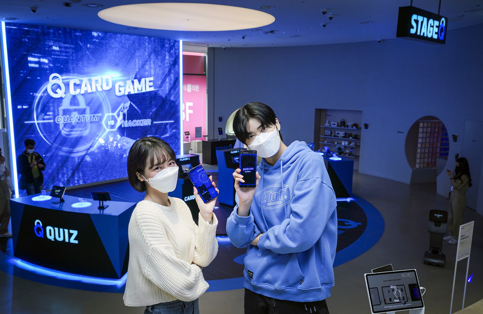 SK텔레콤은 지난 23일 선보인 양자보안 5G 스마트폰 ‘갤럭시 퀀텀2’ 출시를 기념해 홍대 거리에 위치한 ICT 멀티플렉스 ‘T팩토리(T Factory)’에서 각종 게임을 통해 퀀텀폰과 SK텔레콤의 구독서비스에 대한 이해를 높일 수 있는 대규모 이벤트 ‘스테이지 Q(Stage Q)’ 행사를 진행한다고 2일 밝혔다. (제공=SK텔레콤)