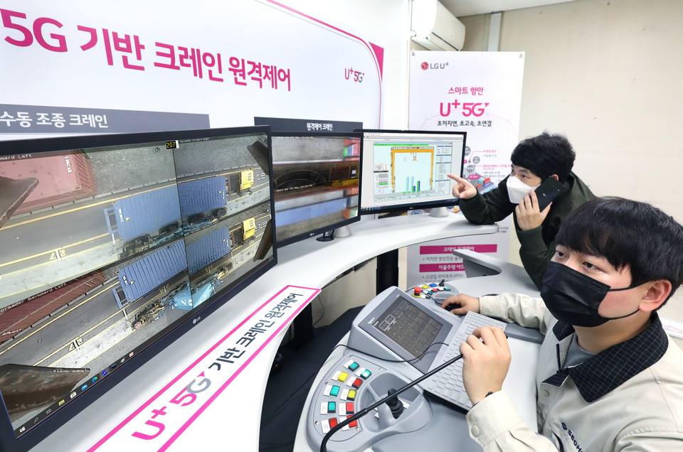 부산항 5G로 원격제어되는 컨테이너크레인과 관제실 모습 (제공=LG유플러스)