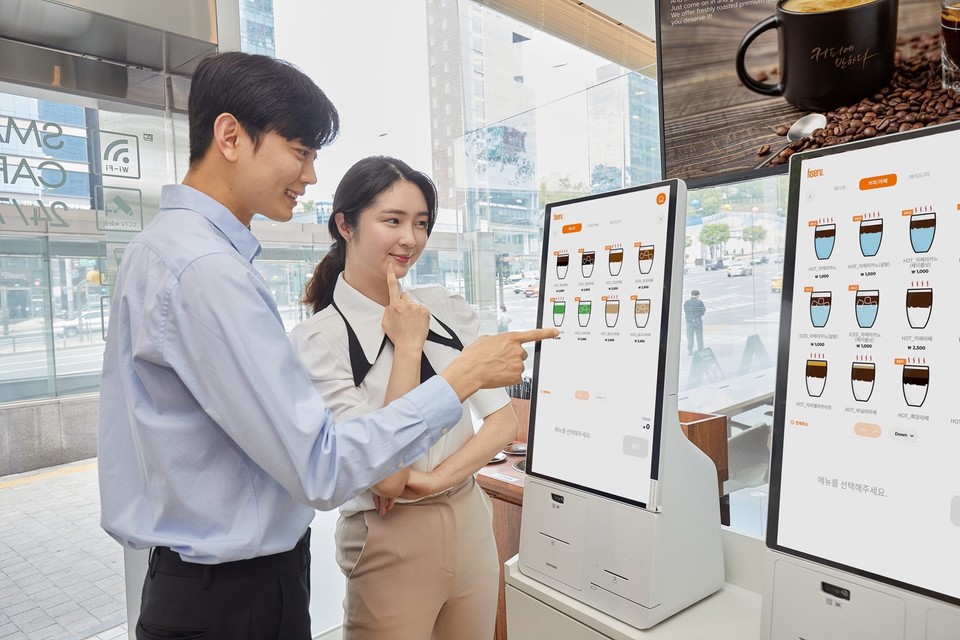 삼성전자 모델이 서울 삼성동에 위치한 ‘커피에 반하다 스마트 카페’에 설치된 삼성 키오스크를 소개하고 있다. (제공=삼성전자)