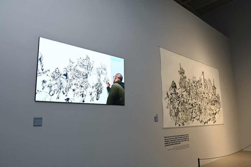 관람객들은 전시장 내 설치된 LG 디지털 사이니지로 작가의 라이브 드로잉 과정을 담은 영상을 볼 수 있다. (제공=LG전자)