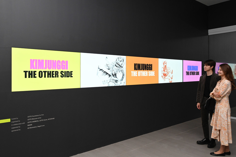 모델들이 LG 디지털 사이니지를 이어붙여 만든 가로 6미터 길이 비디오월을 통해 작품을 감상하고 있다. (제공=LG전자)