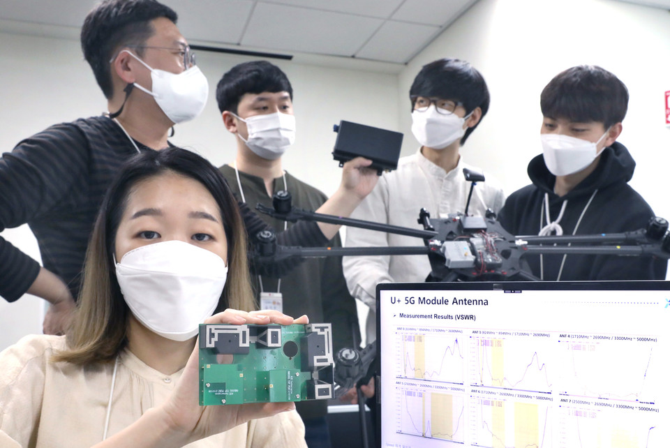 LG유플러스 직원이 안테나 모듈을 들어보이고 있는 모습 (제공=LG유플러스)