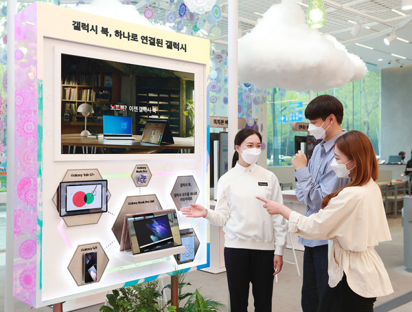 삼성 디지털프라자 삼성대치본점 ‘갤럭시 스튜디오’에서 소비자들이 스마트폰·태블릿·웨어러블 기기 등 다양한 갤럭시 기기와 쉽고 편리하게 연동되는 ‘갤럭시 북 프로’ 시리즈의 혁신적인 연결성을 체험하고 있는 모습 (제공=삼성전자)