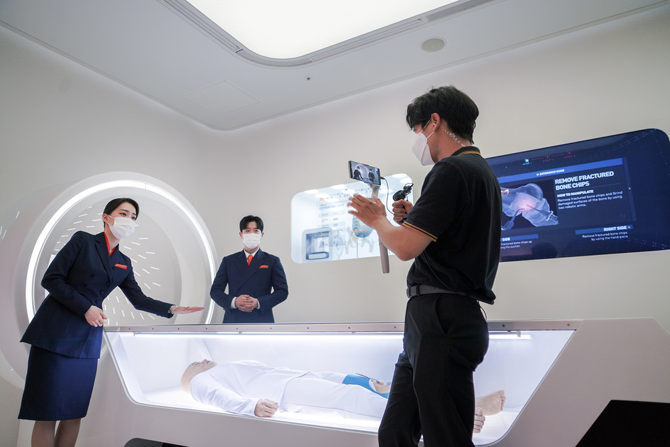 의무실에서 조난자가 의료캡슐 안에 누워있는 모습 (제공=SK텔레콤)