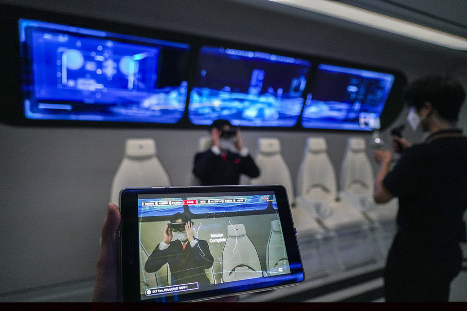 우주셔틀에 탑승해 이동하고 있는 모습 (제공=SK텔레콤)