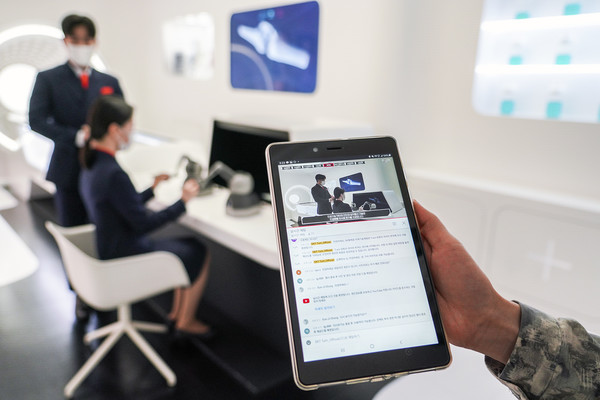 의무실에서 3D 메디컬 프린터로 인공 뼈를 제작 후 인공 뼈 이식 수술을 시행하고 있는 모습 (제공=SK텔레콤)