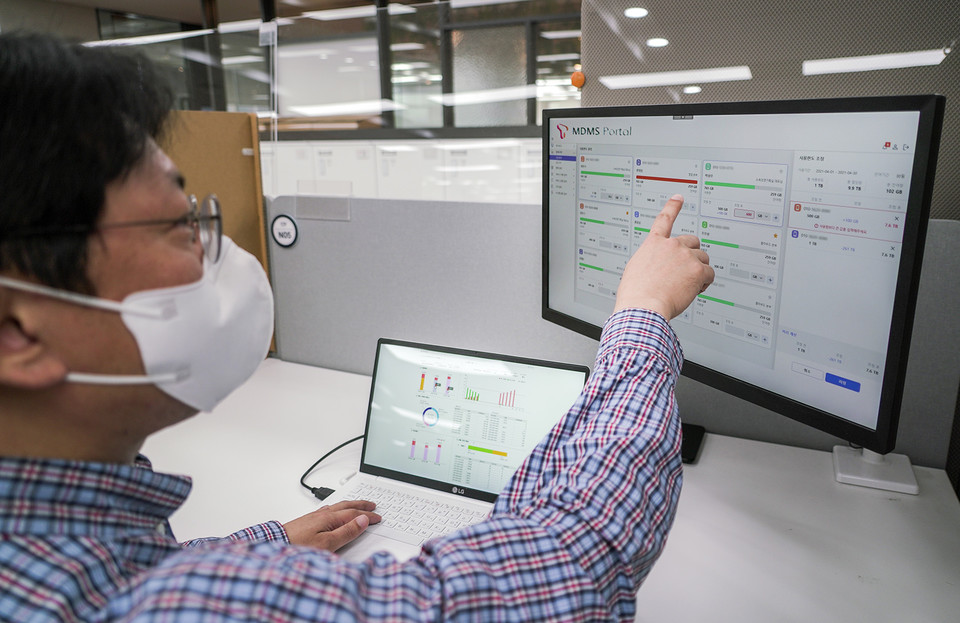 SKT가 개발한 사용자 관리 시스템 ‘MDMS’를 통해 고객사 관리자가 등록된 단말을 통합 제어하는 모습 (제공=SK텔레콤)