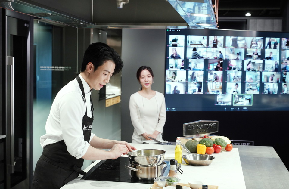 서울시 강남구 논현동에 위치한 시그니처 키친 스위트 논현 쇼룸에서 손종원 셰프(왼쪽)와 이혜성 아나운서가 화상채팅서비스 줌(Zoom)을 활용해 요리 강의를 진행하는 장면 (제공=LG전자)