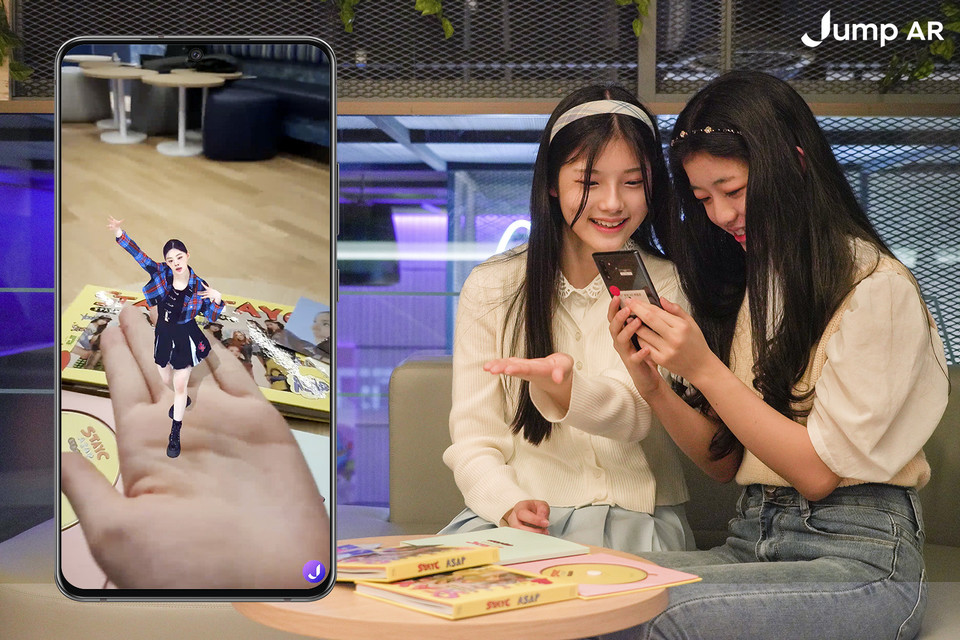 모델들이 SKT 점프AR 앱을 통해 볼류메트릭 캡쳐 기술로 탄생한 ‘스테이씨’의 디지털 휴먼 콘텐츠를 즐기는 모습 (제공=SK텔레콤)