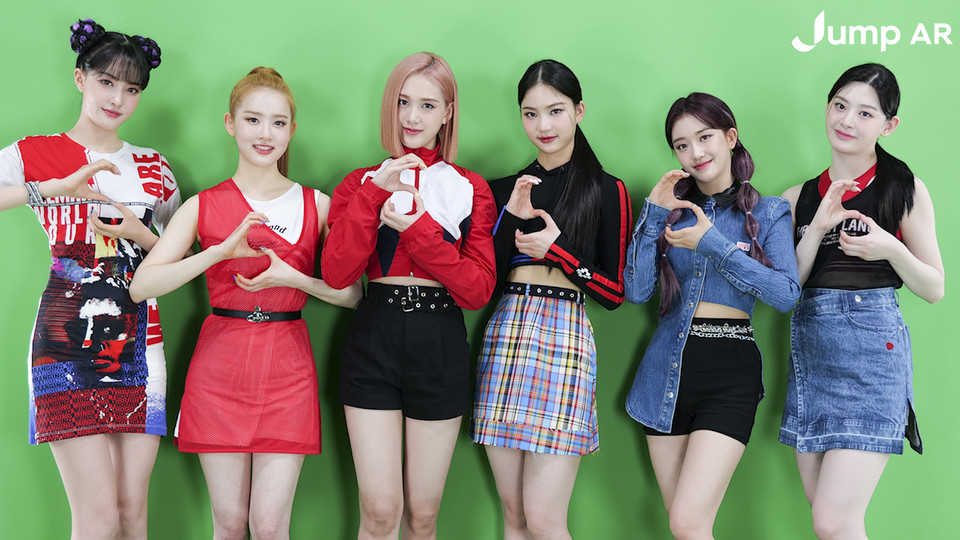 SKT 점프 스튜디오에서 그룹 ‘스테이씨’ 멤버들이 볼류메트릭 캡쳐 촬영을 진행하는 모습 (제공=SK텔레콤)