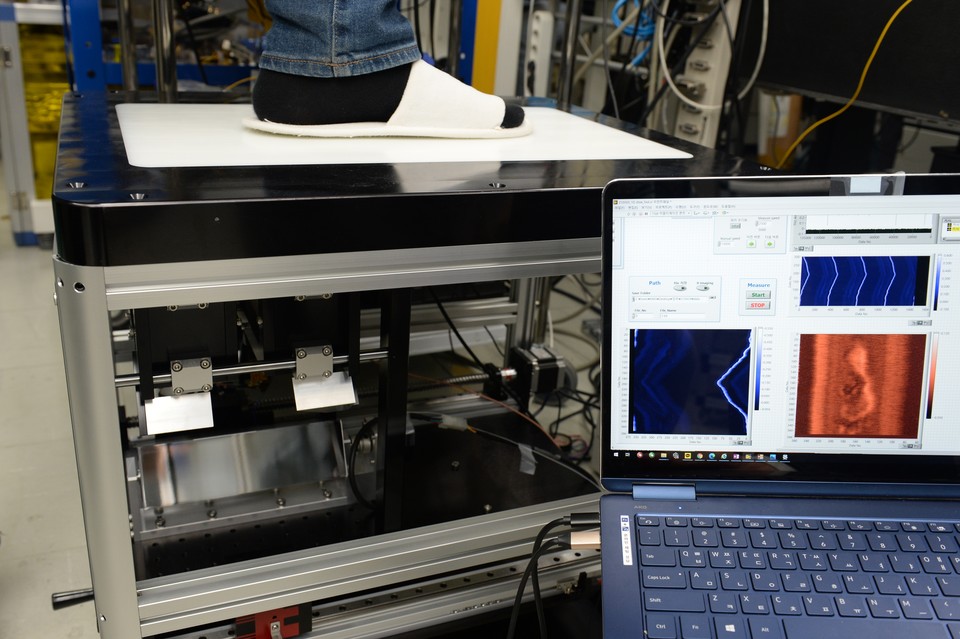 ETRI 연구진이 테라헤르츠(THz)파를 이용해 신발을 투과·검사하고 있다. (제공=ETRI)