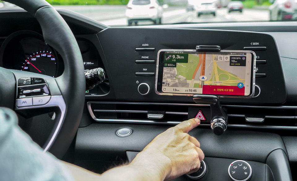 T맵 앱에 전방 교통사고를 알리는 메시지가 뜬 모습 (제공=SK텔레콤)