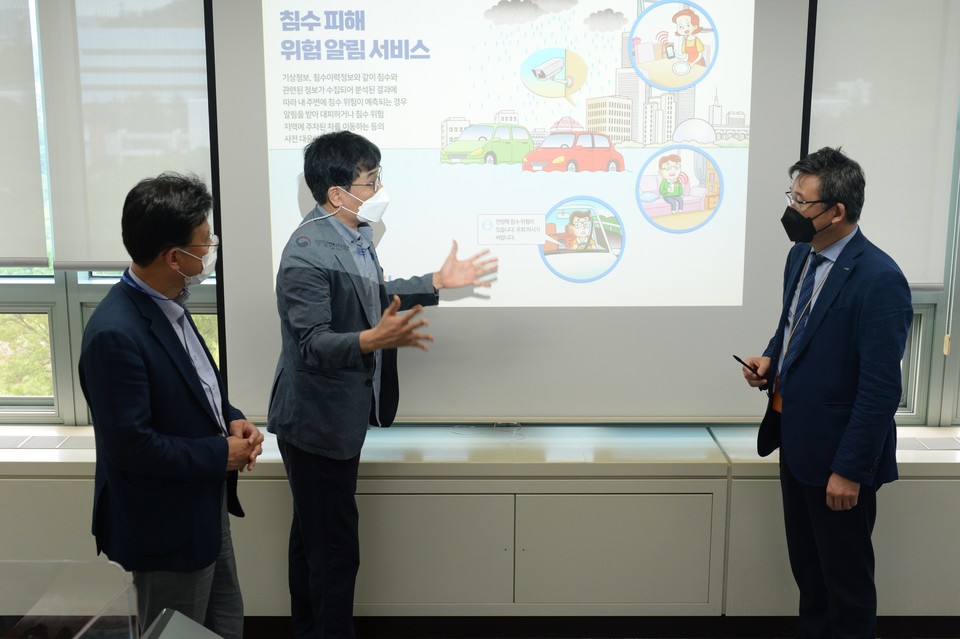 ETRI 연구진이 국민에게 필요한 생활안전서비스 연구에 관해 시연하고 있는 모습 (제공=ETRI)