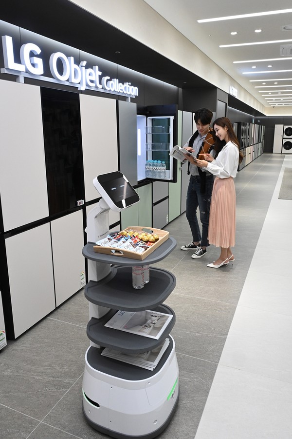 LG전자가 26일부터 국내 가전회사 가운데 처음으로 무인매장을 운영한다. 모델들이 무인매장에서 자유롭게 제품을 구경하고 있다. (제공=LG전자)