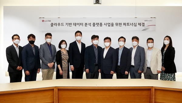 LG CNS와 VM웨어가 클라우드 기반 데이터 분석 플랫폼 사업 파트너십 체결 후 기념 촬영을 하고 있다. (왼쪽에서 4번째부터) 전은경 LG CNS 정보기술연구소장, 장민용 LG CNS 엔터프라이즈 데이터 사업 담당, 최문근 LG CNS CTO, 전인호 VM웨어코리아 사장, 박춘삼 VM웨어 탄주 데이터 서비스 아태지역 총괄 (제공=VM웨어)