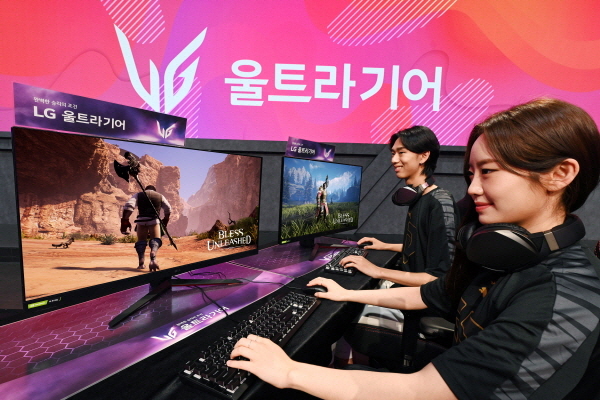 LG전자가 ‘LG 울트라기어’ 게이밍 모니터 신제품(모델명: 32GP850)을 선보이며 코로나19로 증가한 비대면 수요를 적극 공략한다. 모델들이 32GP850으로 게임을 즐기고 있다. (제공=LG전자)
