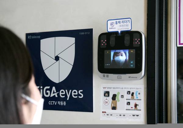 고객이 기가아이즈 무인PC방을 출입하기 위해 홍채인증을 하고 있다. (제공=KT텔레캅)