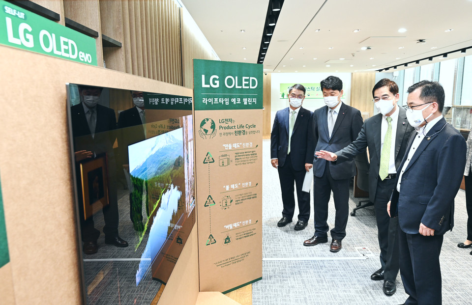 1일 강서구 LG사이언스파크에서 열린 탈플라스틱 실천 협약식에서 LG전자 박형세 HE사업본부장(왼쪽)이 홍정기 환경부 차관(오른쪽)에게 플라스틱 사용의 원천 감축이 가능한 LG 올레드 TV를 설명하고 있다. (제공=LG전자)