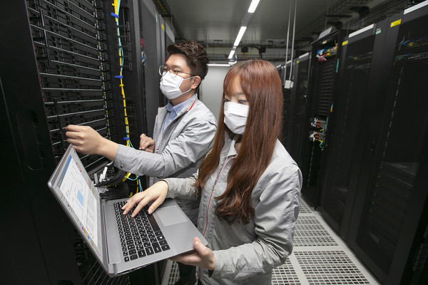 KT 직원들이 하이퍼스케일 AI 존이 구축된 IDC 내에서 장비를 점검하고 있다. (제공=KT)