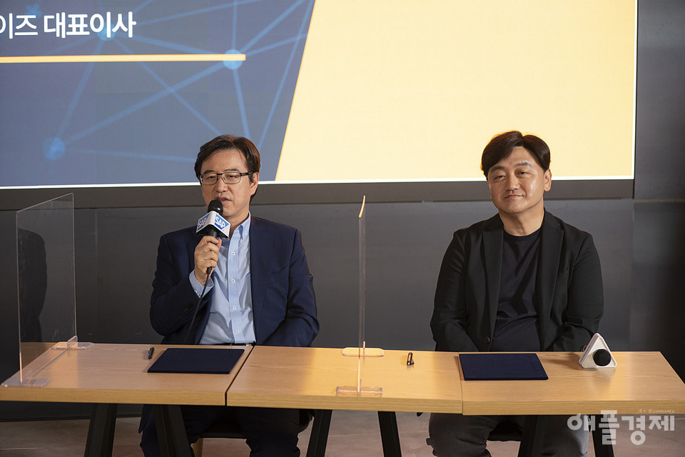 이성열 SAP 코리아 대표이사(좌)와 백상엽 카카오엔터프라이즈 대표이사