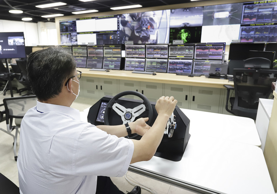 KT는 아비커스와 경북 포항에 위치한 포항운하와 경기도 과천의 관제센터에서 5G 자율운항 선박 관제 및 제어 서비스 시연회를 진행했다. 경기도 과천의 KT 네트워크관제센터에서 KT 직원이 포항운하를 자율운항하고 있는 선박을 원격으로 실시간 관제하고 있는 모습 (제공=KT)