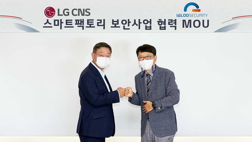 (왼쪽부터)LG CNS DTI사업부장 현신균 부사장과 이글루시큐리티 이득춘 대표가 마곡 본사에서 기념 촬영했다. (제공=LG CNS)